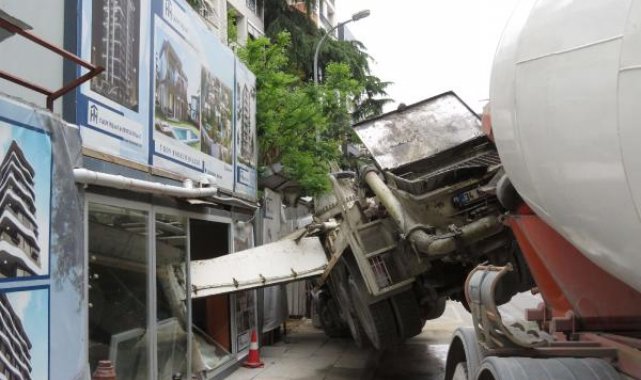 Kadıköy'de yol çöktü, beton dökme pompası yan yattı
