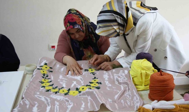 Kadınlar öğrenirken çocukları da eğleniyor
