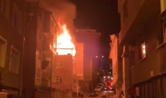 Kağıthane'de 3 katlı binanın çatı katı alev alev yandı