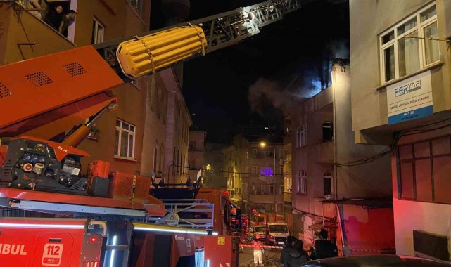Kağıthane'de 3 katlı binanın çatısı alev topuna döndü