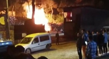Kağıthane'de hurda deposu alev alev yandı