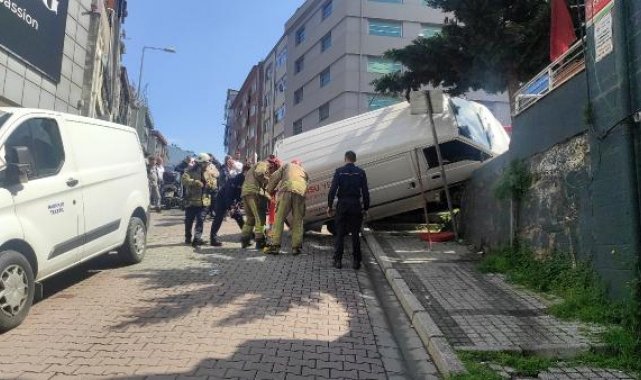 Kağıthane'de kaldırımdaki kadına çarpıp iki araç arasında sıkıştırdı