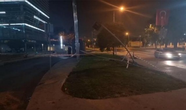 Kağıthane'de kaza yapan otomobilin sürücüsü direksiyon kabininden fırladı: 1 ölü 2 yaralı