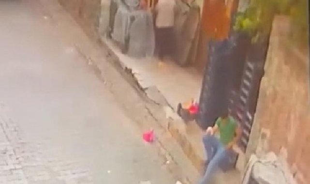 Kaldırımda otururken tabancalı saldırıda ağır yaralandı, o anlar kamerada