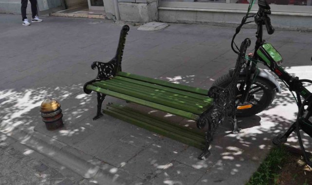 Kaldırımdaki banklar vandalların hedefi oldu