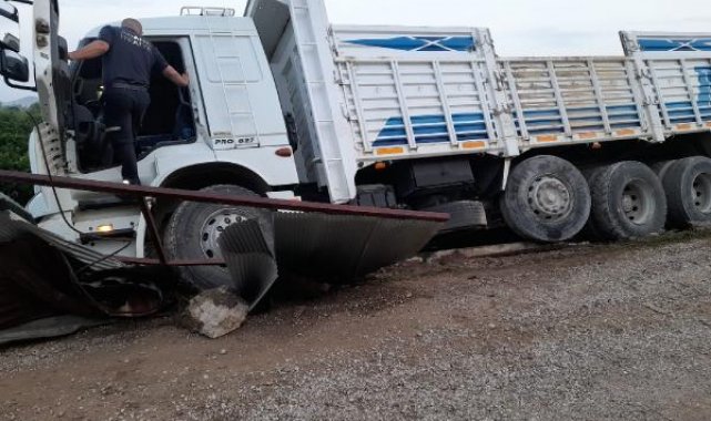 Kamyon şarampole düştü; şoför direksiyon başında ölü bulundu