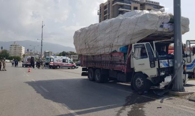 Kamyon, trafik ışıklarında bekleyen 3 otomobile çarptı; 13 yaralı