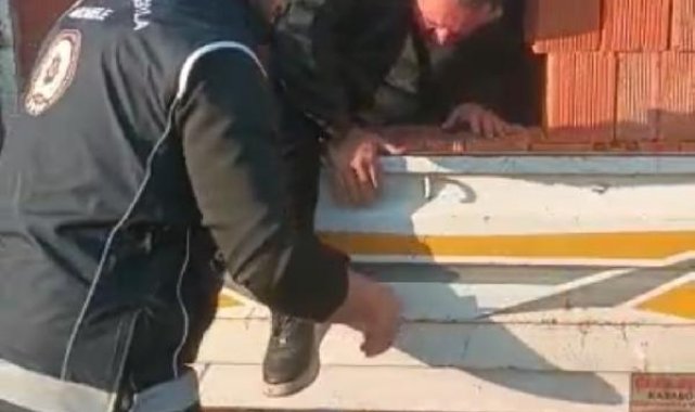 Kamyonetin kasasındaki tuğlaların arasına gizlenen 13 kaçak göçmeni polis yakaladı