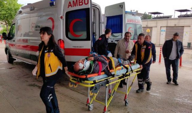 Kamyonun çarptığı servis minibüsündeki 7 işçi yaralandı