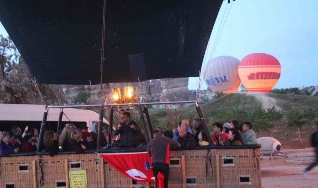 Kapadokya'da balonlar Türk Bayrakları ile havalandı