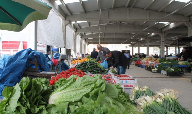 Kapalı pazar yerinde esnaf sıcak ortamda satışlarını yapıyor