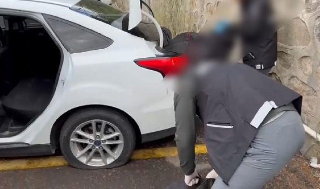 Kapanla lastikleri patlatılarak durdurulan otomobilde 44 kilo uyuşturucu ele geçti