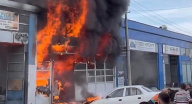 Kaportacıda çıkan yangın 3 iş yerine daha sıçradı