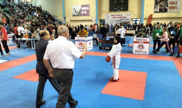 Karateci kızın kıyafeti nedeniyle turnuvadan men edilmesine tepki yağıyor