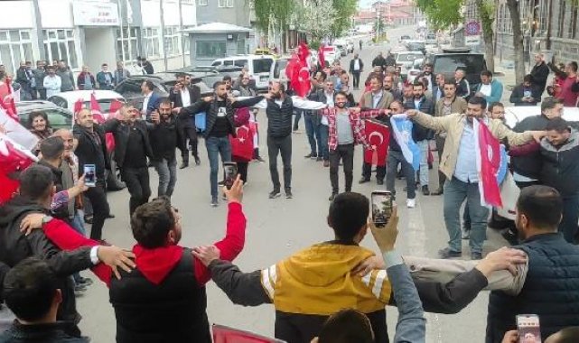Kars'ta, halaylı seçim kutlaması