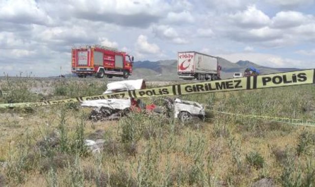 Karşı şeride geçen otomobil TIR'a çarptı: 1 ölü