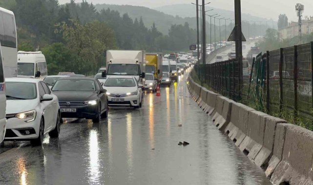 Kartal'da su birikintisinden ötürü kontrolden çıkan araç takla attı