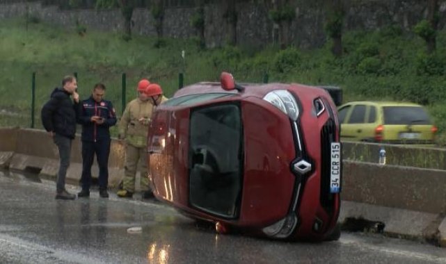 Kartal'da su birikintisine giren otomobil devrildi