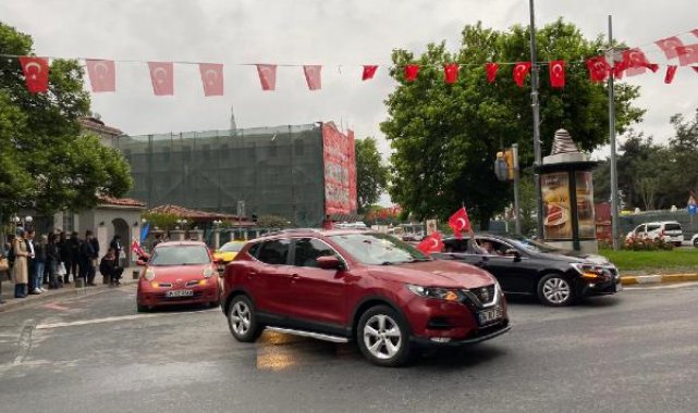 Kasımpaşa'da seçim sonuçları kutlanıyor
