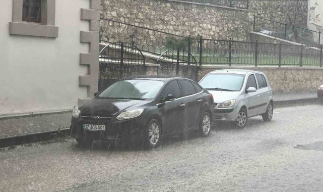 Kastamonu'da dolu ve sağanak yağış hayatı olumsuz etkiledi