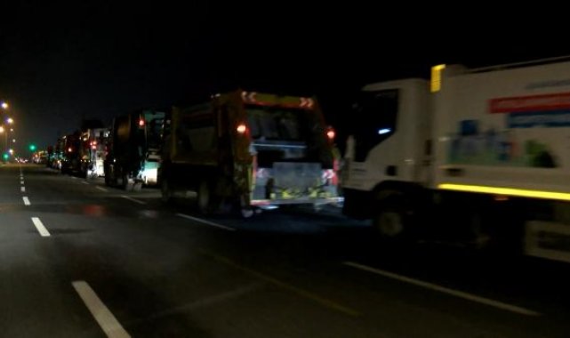 Katı atık aktarma istastonu'nda çöp kamyonu kuyruğu