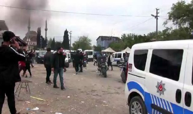 Kavgada ölen kişinin yakınları, cenaze namazı sonrası saldırganlara ait 2 eve saldırıp ateşe verdi