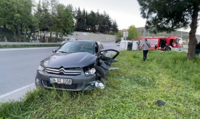 Kavşağa dönmek isteyen otomobile, kamyonet çarptı: 3 yaralı