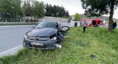 Kavşağa dönmek isteyen otomobile, kamyonet çarptı: 3 yaralı