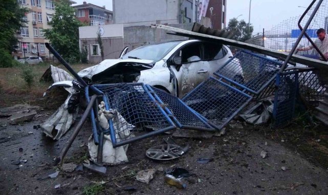 Kayganlaşan yolda kontrolden çıkan otomobil bariyere çarptı: 2 yaralı