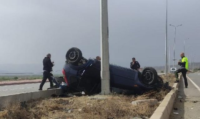 Kayseri'de otomobil refüje çarparak devrildi: 1 ölü, 1 yaralı