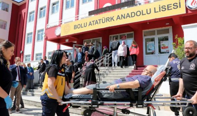 Kazada ayağı kırıldı, sedye üzerinde oyunu kullandı