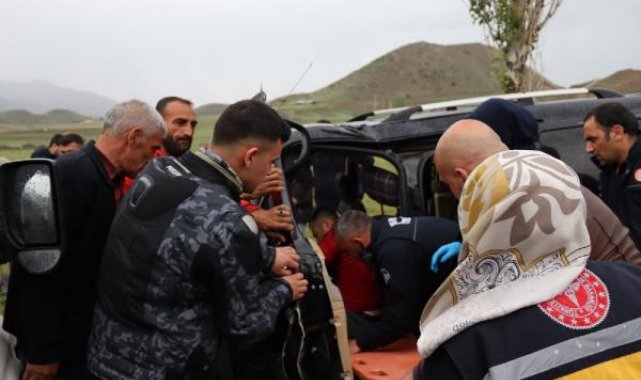 Kazada hafif ticari araçta sıkışan sürücü için ekipler seferber oldu