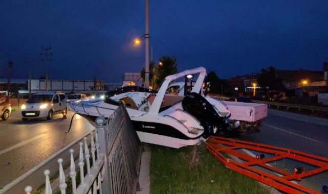 Kazada römorktan fırlayan tekne, demir korkulukları parçaladı