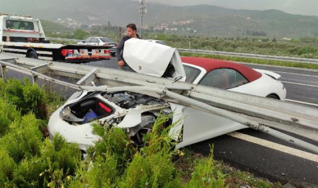 Kazayı görüp yavaşladı, arkadan gelen otomobil çarptı: 3 yaralı