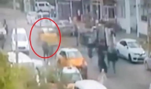 Kendilerini almayan sürücüye yumrukla saldırıp, tutunduğu taksiyle 100 metre sürüklendi