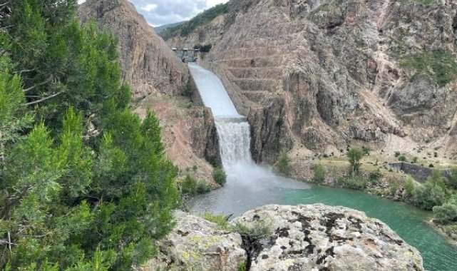 Kılıçkaya Barajı'nda doluluk oranı yüzde 100'e ulaşınca kapaklar açıldı