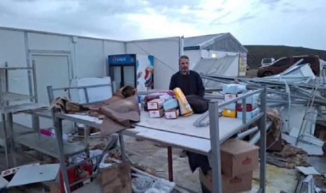 Kırıkkale'de kuvvetli rüzgarda TOKİ şantiyesinin yemekhanesi yıkıldı