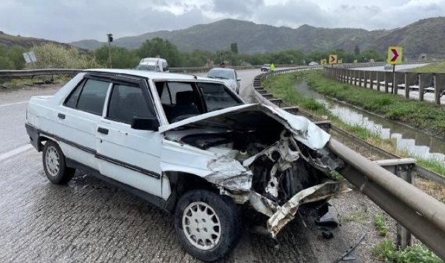 Kırıkkale'de otomobil bariyere çarptı: 2'si çocuk 4 yaralı
