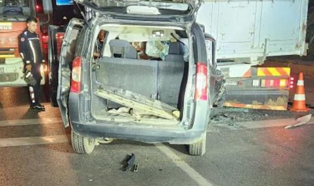 Kırmızı ışıkta duran kamyona çarpan aracın sürücüsü öldü