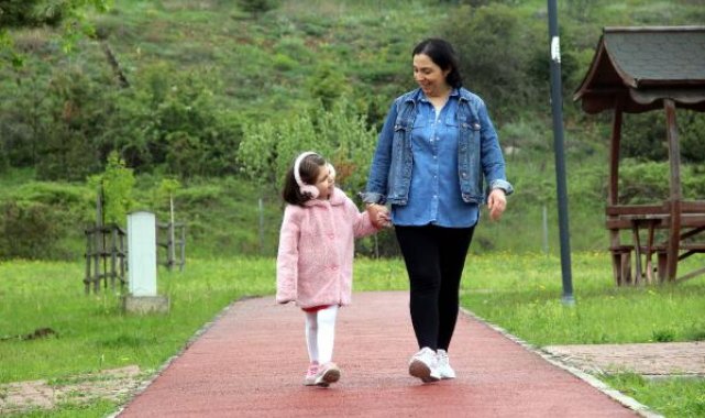 Kızına böbreğini vererek yaşama döndürdü