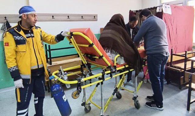 KOAH hastası oksijen tüpüyle oy kullandı