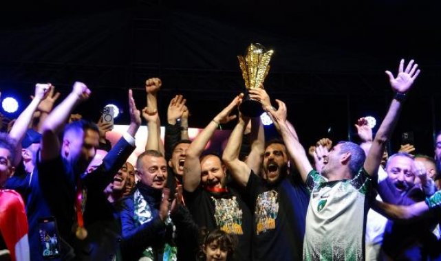 Kocaelispor binlerce taraftarıyla birlikte şampiyonluğu kutladı