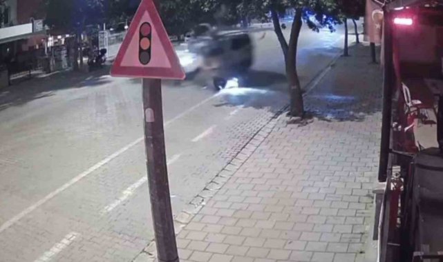 Kontrolden çıkan kamyonet, motosiklete çarptı: 2 yaralı