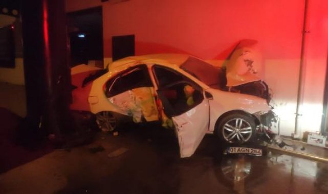 Kontrolden çıkan otomobil duvara çarptı: 5 yaralı