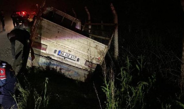 Köpeğe çarpmamak için manevra yaptığı kamyonetiyle sulama kanalına uçtu