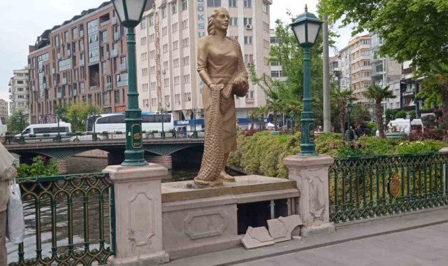 Köprübaşı'nda heykelin duvarı vandalların hedefi oldu