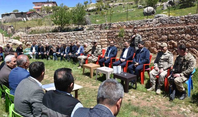 Köylüye devletin şefkat elini her daim hissettiren Vali Hacıbektaşoğlu, köy sakinleriyle bir araya geldi