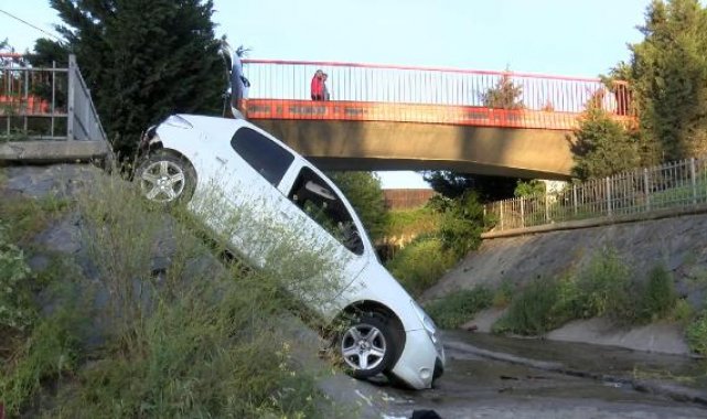 Küçükçekmece'de direksiyon parkurunda eğitim yaparken otomobille dereye uçtu