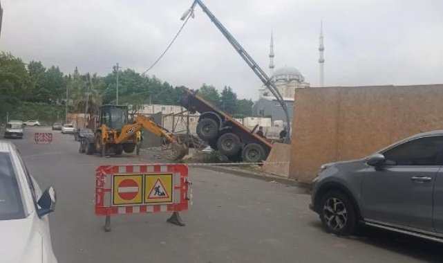 Küçükçekmece'de TIR inşaat alanına düştü