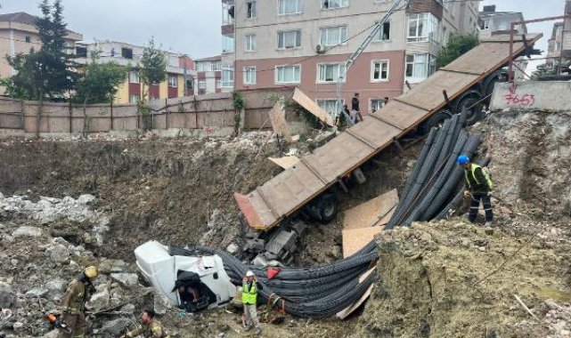 Küçükçekmece'de TIR inşaat alanına düştü